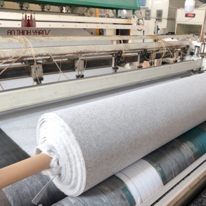 Tela no tejida transpirable e impermeable de poliéster ligero para tapicería de sofás y entretela de muebles - Product Image 1