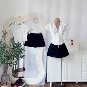 Blusa Elegante Blanca con Cuello en V y Mangas Abullonadas para Mujer, con Ribete de Encaje, Estilo Casual, Venta al Por Mayor - Product Image 1