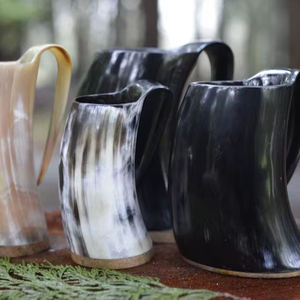 Taza de Cuerno de Búfalo Auténtico, Estilo Animal, con Decoración Pulida, Tradicionalmente Utilizada para Bebidas - Product Image 1