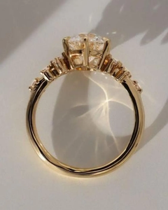 Anillo de Compromiso de Diamante Cultivado en Laboratorio de 2 Quilates y Oro de 18k, Anillo de Novia con Diamantes Laterales, Anillo Clásico de Lujo para Aniversario y Boda - Product Image 4