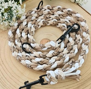 Correa para perro trenzada beige y marrón, resistente, beige, marrón, negro, crema, duradera, hecha a mano, multicolor, paracord, personalizable - Product Image 1