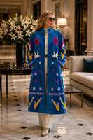 Veste de luxe en velours bleu style bohème, avec broderies colorées d'oiseaux et de fleurs, manteau long en velours brodé à la main style Suzani
