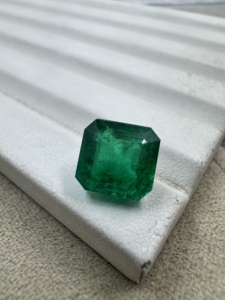 Émeraude zambienne naturelle vert vif 5,59 carats, taille carrée, pierre précieuse verte non montée pour la création de bijoux - Product Image 1