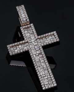 Pendentif Croix Moissanite Personnalisé Sertie de Pierres, Pendentif Religieux en Argent 925 Plaqué Or, Bijou Chrétien - Product Image 4