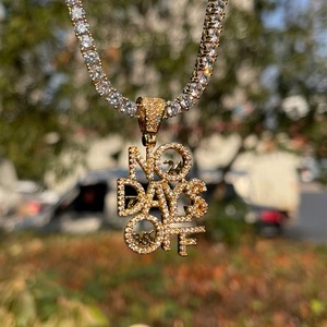 Pendentif Iced Out en Moissanite avec Breloques Lettres, Plaqué Or, Bijoux Hip Hop, Chaîne Tennis pour Usage Quotidien, Idéal Cadeau d'Anniversaire - Product Image 4