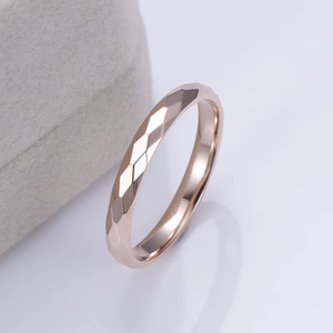 Anillo de Boda Minimalista Unisex de Oro Sólido de 18K con Patrón Hexagonal - Product Image 2