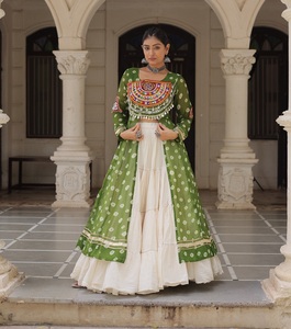 Lehenga Choli de diseño étnico tradicional indio, colección Navaratri, con estampado Bandhani y diseño Kutchi para mujeres, ropa elegante. - Product Image 1