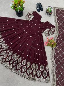 Conjunto de Vestido Anarkali de Diseñador con Dupatta, Georgette Sintético Pesado con Bordado y Lentejuelas, Mangas Largas, 49 Pulgadas de Largo - Product Image 3