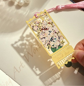 ที่คั่นหนังสือโลหะลายดอกไม้ฉลุลายประดับพู่ห้อย คลาสสิก ใช้ซ้ำได้ พิมพ์ลาย UV เหมาะสำหรับเป็นของขวัญองค์กรสุดสร้างสรรค์ - Product Image 5