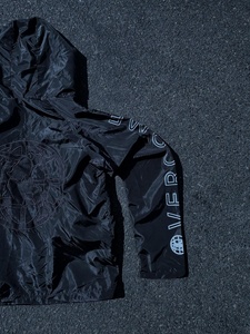 Conjunto de Chándal Cortavientos Personalizado con Tipografía Reflectante, Pantalones Deportivos con Tipografía Vertical en la Parte Exterior de la Pierna y Detalles de Ribete Curvo - Product Image 2