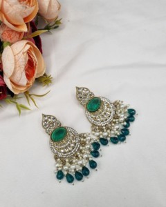 Elegantes pendientes colgantes con cuentas de perlas Chandbali y piedra de corte ovalado para mujer, joyería étnica artificial, para festivales y fiestas, venta al por mayor. - Product Image 3