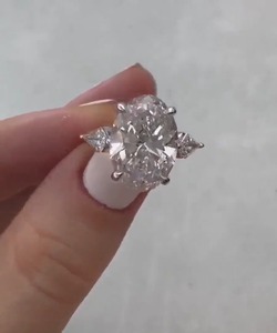 Anillo de compromiso de moissanita de 5 quilates con corte ovalado y piedras laterales en forma de cometa, anillo de boda ovalado de tres piedras, solitario de oro, regalo de aniversario - Product Image 4