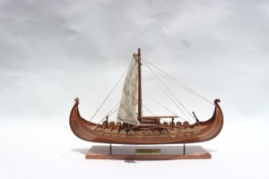 DRAKKAR VIKING Modèle de voilier sculpté à la main en bois, objet de collection antique, thème océan, décoration de table - Product Image 2