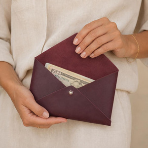 Enveloppe à monnaie en cuir véritable de qualité supérieure, conçue pour la gestion budgétaire mensuelle, le rangement de l'argent liquide, la gestion des économies, les reçus et les cartes, en vente. - Product Image 1