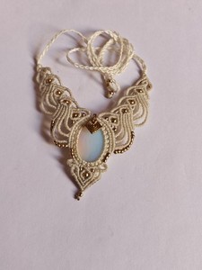 Collier en macramé opalite fait main, cordon crème, perles dorées, réglable, style bohème, pendentif en pierre naturelle, vente en gros, cristal de guérison - Product Image 2