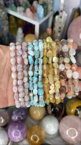 กำไลข้อมือโลหะเรซิ่นสำหรับผู้หญิง ดีไซน์ลายดอกไม้ - Product Image 5