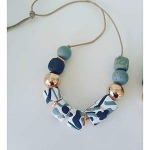 Collier artisanal en perles de résine et de bois écologiques et durables, pour usage quotidien et festif, avec assortiments, RR Enterprises India - Product Image 1