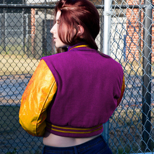 Veste courte universitaire pour femme, style Letterman, veste bomber, manches en similicuir, violet et jaune, vêtement d'extérieur décontracté, mode féminine - Product Image 4