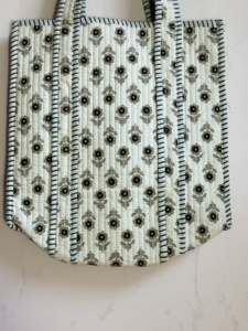 Bolso Tote Acolchado con Diseño Floral, de Tela de Algodón, Reutilizable, Estilo Minimalista, para Todas las Temporadas, con Parte Superior Abierta - Product Image 4