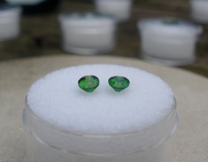 Par de Gemas Ovaladas de Diópsido Cromado Verde de 5x4mm Cada Una - Product Image 3