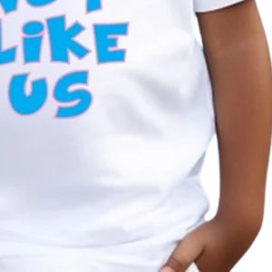เสื้อยืดแขนสั้นลายกราฟิกสีขาวสำหรับเด็ก ลายพิมพ์ตัวอักษร "Blue They Not Like Us" คอกลม สวมใส่สบายทุกวัน แฟชั่นเสื้อยืดเด็ก - Product Image 6