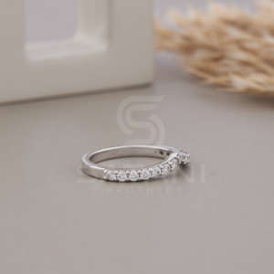 Elegante Anillo de Compromiso y Boda con Moissanita Chevron, Quince Piedras Redondas, Chapado en Oro, Anillo de Eternidad Curvo para Mujer - Product Image 4