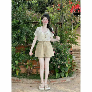 Ensemble tailleur blanc uni pour femme : veste cintrée à col rabattu et manches courtes, soutien-gorge court à deux bretelles et short nude en mélange de lin et de mousseline - Product Image 4