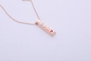 Collar con Colgante de Barra Minimalista con Diseño de Amor, en Tono Oro Rosa/Amarillo/Blanco de 18K - Product Image 4