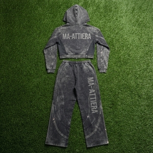 Conjunto de chándal de dos piezas para mujer con sudadera corta con cremallera y pantalones de chándal de pierna ancha con lavado ácido y pedrería - Product Image 6