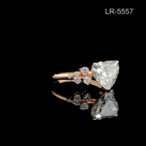 Anillo de Diamante Cultivado en Laboratorio con Corte Corazón de 3.20 CTW, Anillo de Compromiso con Piedras Laterales Florales, Joyería Fina Certificada por IGI - Product Image 5