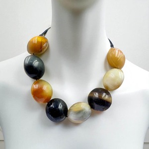 Collier artisanal en corne de buffle naturelle, écologique, tendance et unique pour femme, par Perfect Enterprises - Product Image 2