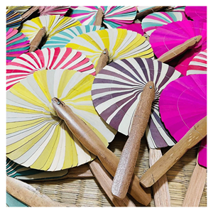 Abanico de madera de coco hecho con mango de madera de coco natural y hoja de palma para un flujo de aire refrescante y un elemento decorativo. - Product Image 2