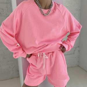 ชุดออกกำลังกายผู้หญิงแบบกำหนดเอง เสื้อสเวตเชิ้ตผ้าฝ้ายออร์แกนิกขนาดใหญ่พิเศษและกางเกงขาสั้นพร้อมฮู้ดคอกลมลำลองสำหรับฤดูใบไม้ผลิ - Product Image 2