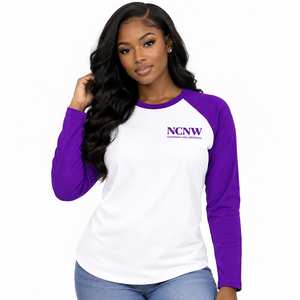 T-shirt Raglan NCNW Sorority pour femme, décontracté, manches longues contrastées violet et blanc, avec écusson brodé et blocs de couleur - Product Image 1