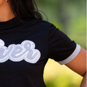 T-shirt personnalisé noir brodé pour femme avec lettrage argenté, manches courtes, col rond, bordure blanche, haut décontracté et tendance pour l'été - Product Image 3