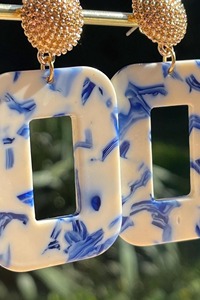 Pendientes Cuadrados Azules y Blancos con Diseño de Mármol, Adornos de Cuentas Doradas y Resina Recortada, Detalle Exquisito - Product Image 2