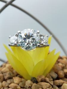 Anillo de Compromiso y Aniversario Clásico para Mujer en Oro Sólido de 14K con Diamante de Corte Brillante de 2.5ct, Certificado IGI - Product Image 5