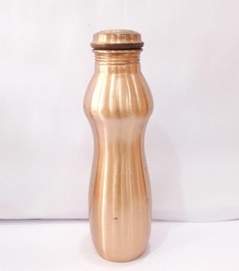 Bouteille d'eau ergonomique en cuivre pur, forme sablier incurvée, vaisselle ayurvédique, vente en gros, polie, réutilisable, voyage, minimaliste - Product Image 1