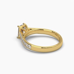 Anillo de compromiso clásico de oro amarillo de 14K con diamante cultivado en laboratorio de corte esmeralda de 1.90 CT de peso total de diamantes y engaste de púas compartidas - Product Image 4