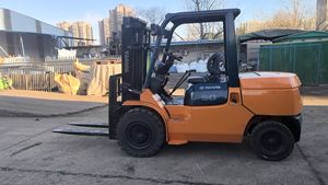 Chariot élévateur à moteur japonais d'occasion portable 02-7FDA50 5 tonnes diesel avec pompe et moteur de boîte de vitesses pour mines et construction - Product Image 4