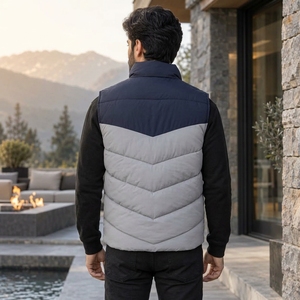 Chaleco de plumón personalizado para hombre con relleno de plumón aislante, forro cómodo, capa exterior resistente, diseño sin mangas y corte elegante. - Product Image 2
