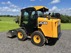 รถตักล้อยาง JCB 300 ขนาด 1.5 ตัน พร้อมเครื่องยนต์ยูโร 5 เกียร์บ็อกซ์ และปั๊ม สำหรับงานก่อสร้างหนัก - Product Image 4
