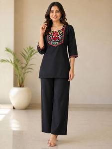 Kurta en coton noir pour femmes avec col brodé, coupe ample, vêtements ethniques décontractés, style Inde Pakistan, toutes saisons - Product Image 1