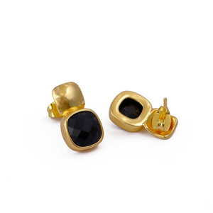Boucles d'oreilles clous carrées en onyx noir, faites à la main, facettées, taille coussin, bijoux pierre de naissance, cadeau minimaliste pour elle - Product Image 4
