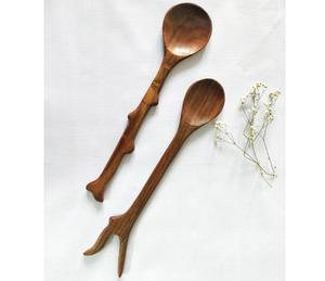 Elegante Juego de 2 Utensilios de Cocina de Madera Natural para Servir Ensaladas, Accesorios de Cocina Rústicos de Madera al Mejor Precio - Product Image 1
