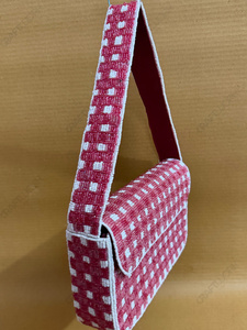 Sac à bandoulière perlé rose et blanc fait main pour femme, motif à carreaux de luxe, sac à main tendance, sac de créateur personnalisé OEM M - Product Image 4