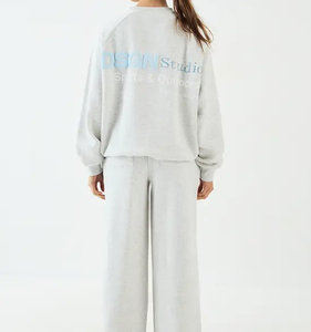 Conjunto de Sudadera Premium con Cuello Redondo y Pantalones Jogger para Mujer, con Logotipo Personalizado, OEM, ODM, Marca Privada, Fabricante Mayorista, Acabado Acanalado - Product Image 3