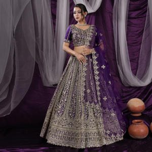 Lehenga Choli en tulle avec broderies florales épaisses, chemisier structuré et dupatta à ourlet festonné pour les grandes occasions - Product Image 3