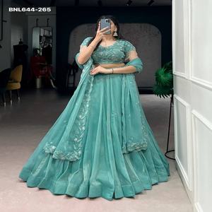 Nouvelle Tendance Élégante : Ensemble Lehenga-Choli et Dupatta pour Femme avec Broderie de Pièces d'Or, Perles et Fil – Mode Féminine - Product Image 1