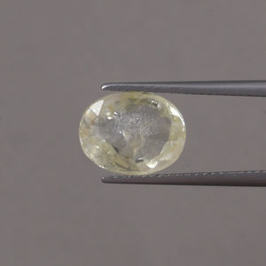 พลอยแซฟไฟร์สีเหลืองธรรมชาติทรงรีขนาด 11.5x9 มม. น้ำหนัก 5.09 กะรัต ได้รับการรับรองจาก IGI เหมาะสำหรับทำเครื่องประดับ เปลี่ยนสีได้ตามธรรมชาติ 100% - Product Image 1